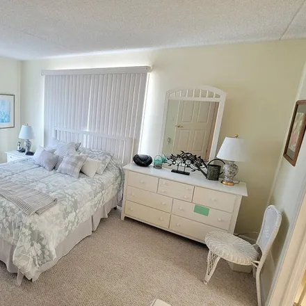 Rent this 2 bed condo on Beach Ave in Wildwood, NJ