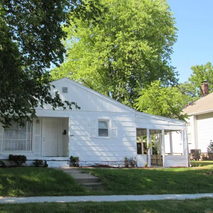 Buy this 2 bed house on 998 South Marvin Avenue in Sedalia, MO 65301