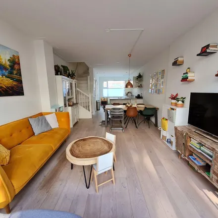 Rent this 4 bed apartment on Spieghelstraat 55 in 3521 XM Utrecht, Netherlands