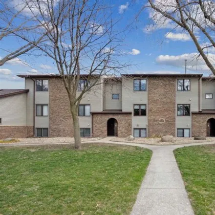 Buy this 2 bed condo on 1935 Westchester Road in Waterloo, IA 50701