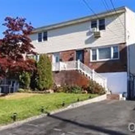 Rent this 3 bed townhouse on 210 Hoover Road in Grey Oaks, City of Yonkers