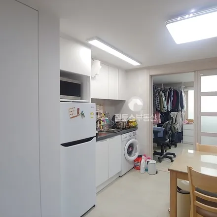 Rent this 1 bed apartment on 서울특별시 송파구 석촌동 153-12