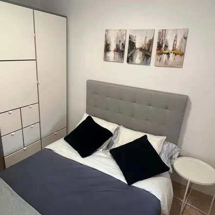 Rent this 3 bed room on Calle Segismundo Moret in 64, 29011 Málaga