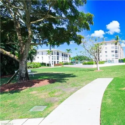 Image 2 - 71 Highpoint Circle North, Collier County, FL 34103, USA - Condo for sale