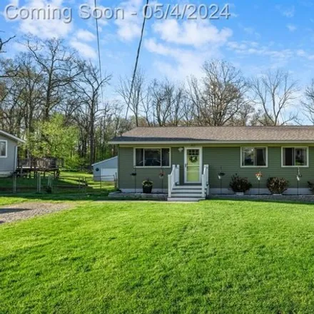 Buy this 4 bed house on 3888 Snyder Road in Highland Charter Township, MI 48357