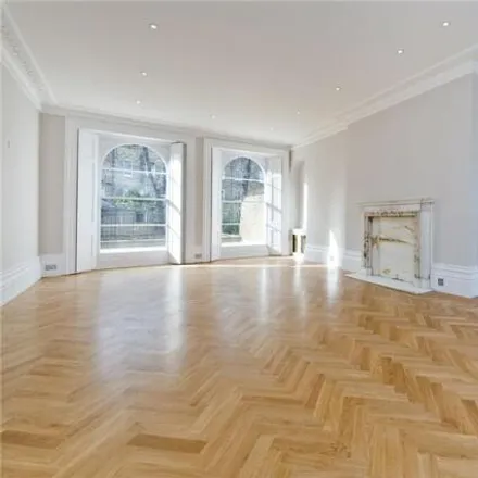 Rent this 5 bed townhouse on 11 St James's Gardens in London, W11 4RB