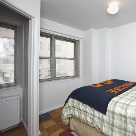 Image 2 - The Hawthorne, 211 East 53rd Street, New York, NY 10022, USA - Apartment for rent