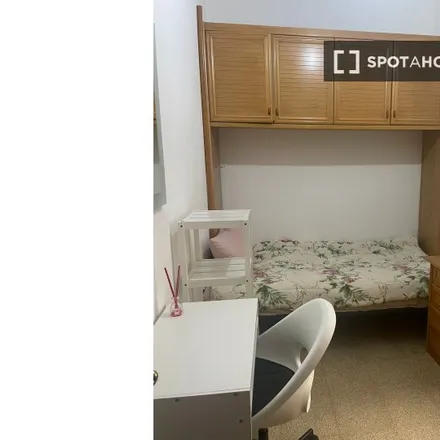 Rent this 3 bed room on Escola Dovella in Passatge de Puigmadrona, 08001 Barcelona