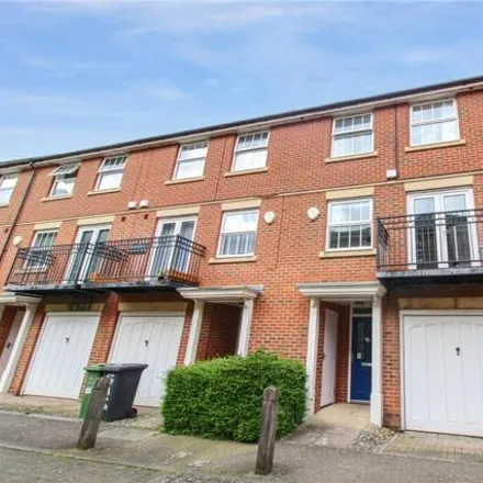 Rent this 3 bed townhouse on Empire Walk in Greenhithe, DA9 9FU