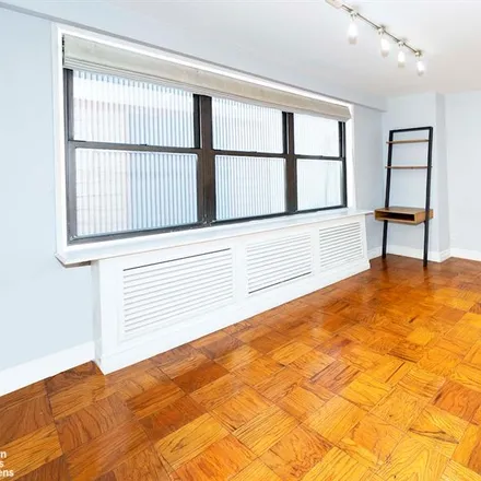 Image 2 - 330 THIRD AVENUE 5L in Gramercy Park - Apartment for sale
