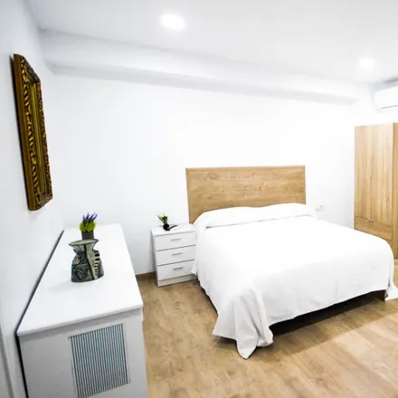 Rent this 5 bed room on Avinguda de Giorgeta in 17, 46007 Valencia