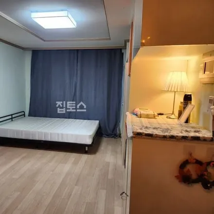 Rent this studio apartment on 서울특별시 서초구 반포동 703-14