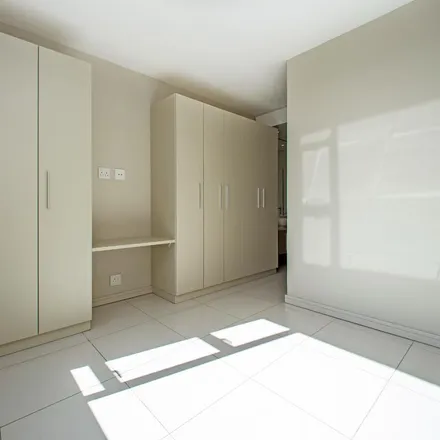 Image 4 - Rosebank Primary, Jellicoe Avenue, Parktown North, Rosebank, 2132, South Africa - Apartment for rent