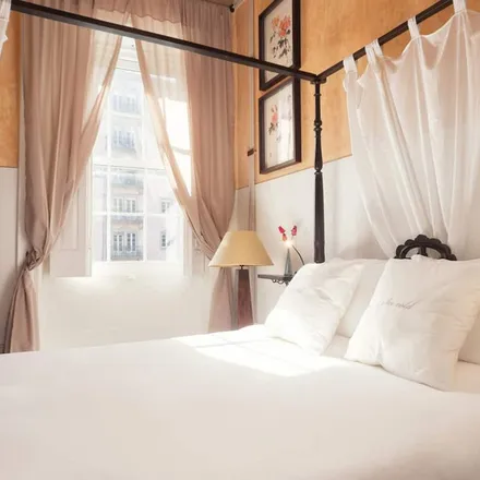 Rent this 2 bed apartment on Praça Dona Filipa de Lencastre 203 in 4050-032 Porto, Portugal