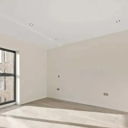 Rent this 3 bed apartment on Kaizen Primary School in Elkington Road, London