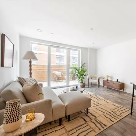 Rent this 2 bed apartment on The Oaks Shopping Centre in High Street, London