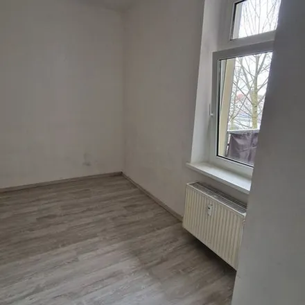 Rent this 3 bed apartment on Huttenstraße 53 in 06110 Halle (Saale), Germany