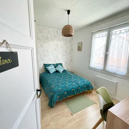 Rent this 6 bed apartment on 19 Rue François Guizot in 72000 Le Mans, France