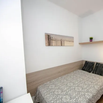 Rent this 5 bed room on Carrer de Casanova in 78, 08001 Barcelona