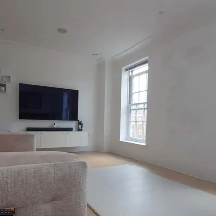 Rent this 4 bed townhouse on Amberden Avenue in London, N3 3DE