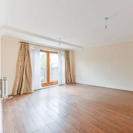 Rent this 4 bed townhouse on Pawson's Road in London, CR0 2NR