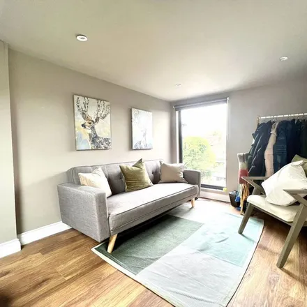 Image 5 - West Grove, London, IG8 7NR, United Kingdom - Apartment for rent