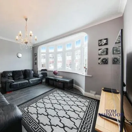 Image 2 - Westrow Drive, London, IG11 9BN, United Kingdom - Townhouse for sale
