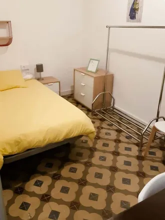 Rent this 6 bed room on Carrer de Quart in 89, 46008 Valencia