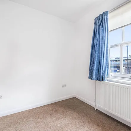 Rent this 3 bed townhouse on Cable Street in Ratcliffe, London