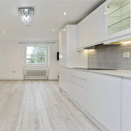 Rent this 3 bed apartment on Moscow Road in London, W2 4XW