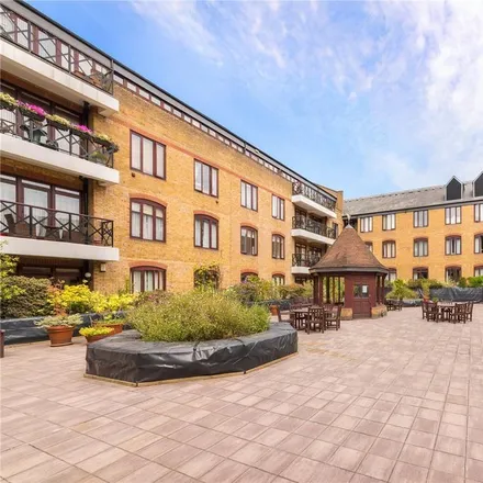 Image 2 - Hermitage Court, Wapping High Street, London, E1W 1PW, United Kingdom - Apartment for rent