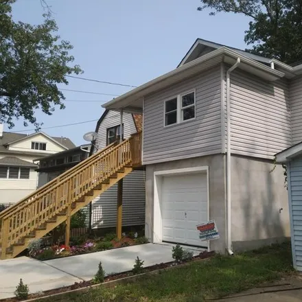 Rent this 3 bed house on 26 Cottage Place in Keansburg, NJ 07734