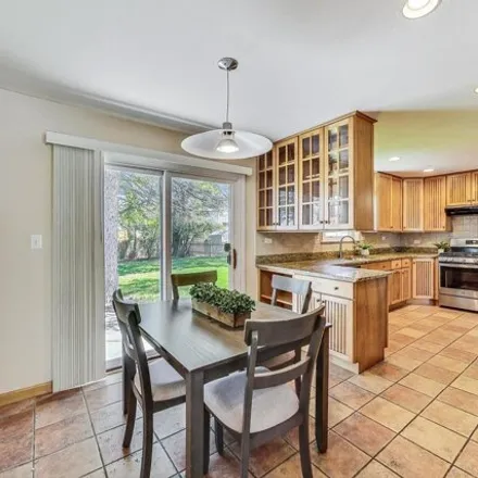 Image 5 - 2183 North Verde Drive, Arlington Heights, IL 60004, USA - House for sale