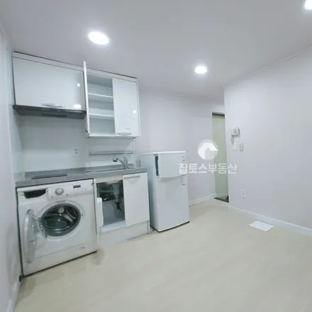 Rent this studio apartment on 서울특별시 관악구 봉천동 106-13