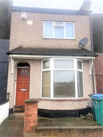 Rent this 2 bed house on 114 Queens Road in North Watford, WD17 2QH