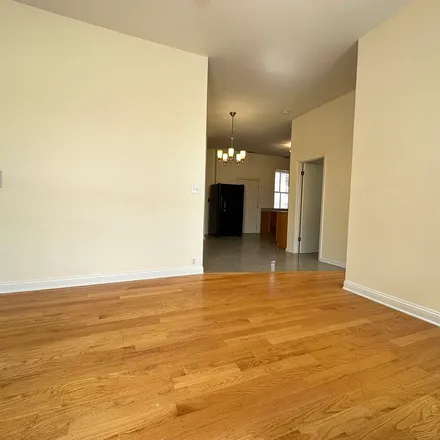 Image 8 - Monitor Formalwear, 1422 West Wilson Avenue, Chicago, IL 60640, USA - Apartment for rent