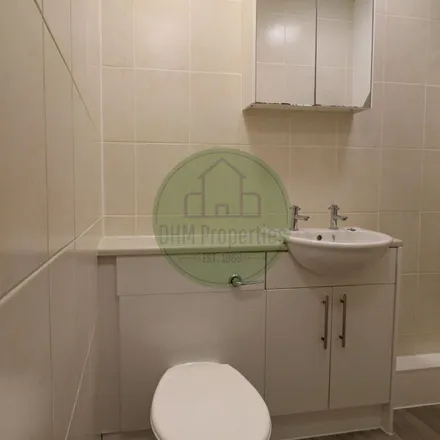 Rent this 5 bed apartment on Thornville Court in Beamsley Mount, Leeds