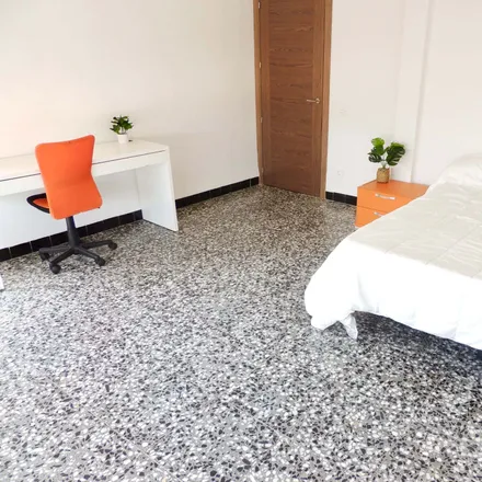 Rent this 5 bed room on Farmàcia Laia Menezo Dolz in Calle Arrufat Alonso, 12001 Castelló de la Plana