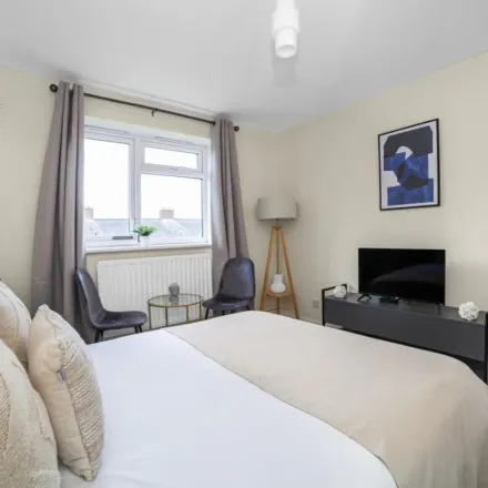 Image 3 - 7-18 Morris Gardens, London, SW18 5HL, United Kingdom - Apartment for rent