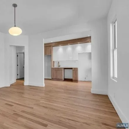 Image 5 - 344 Claremont Avenue, West Bergen, Jersey City, NJ 07305, USA - House for sale