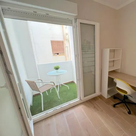 Rent this 5 bed room on Papelería Ana in Avinguda de Valladolid, 46020 Valencia