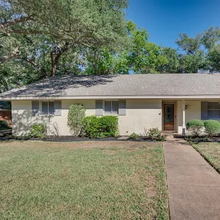 Rent this 3 bed house on 2707 Peachtree Lane in Pantego, Tarrant County