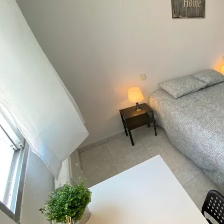 Rent this 3 bed room on Calle del Vizconde de Arlessón in 16, 28018 Madrid