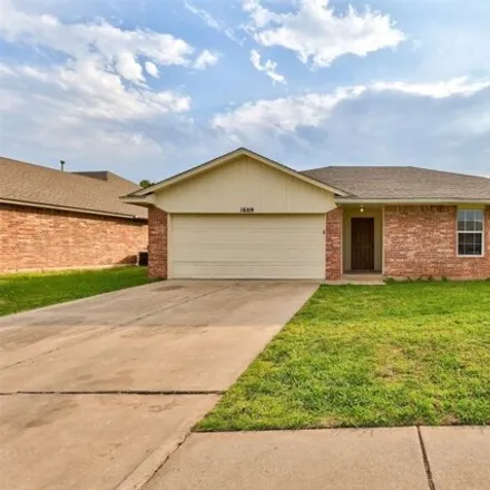 Rent this 3 bed house on 1627 Queensbury Road in Moore, OK 73160