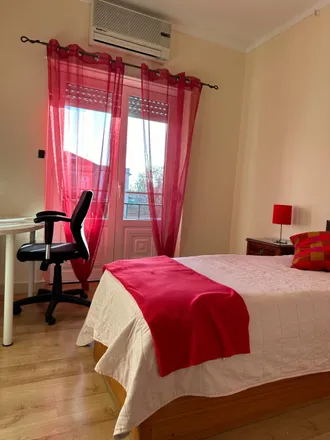 Rent this 4 bed room on Rua Plácido de Abreu 63 in 2775-058 Cascais, Portugal