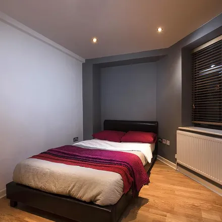 Image 4 - Jacob Mansions, 1-3 Umberston Street, St. George in the East, London, E1 1PZ, United Kingdom - Apartment for rent