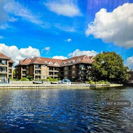 Rent this 3 bed apartment on Eights Marina in Cambridge, CB4 1ZA