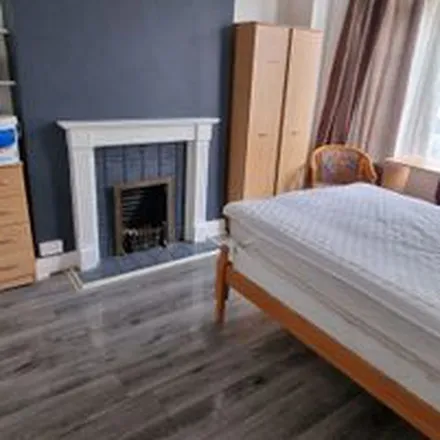 Rent this 6 bed apartment on Llantrisant Street in Cardiff, CF24 4JF