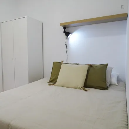 Rent this 3 bed room on Carrer de Pallars in 320, 08005 Barcelona