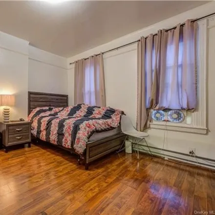 Image 9 - 685 East 224th Street, New York, NY 10466, USA - House for sale